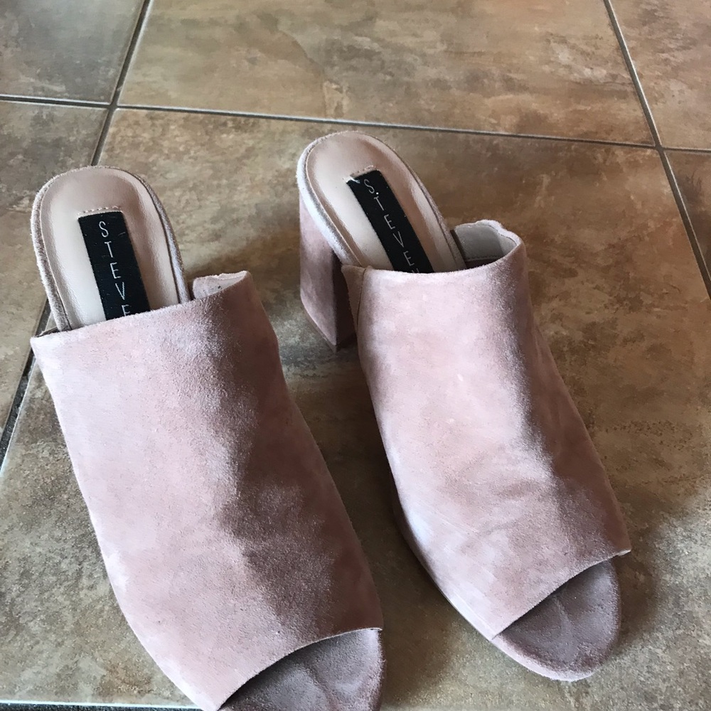 Open toe shoes.